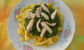 Tagliatelle se špenátem a kuřecím masem, omáčka na tagliatellích - syn nechtěl zamíchané