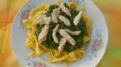 Tagliatelle se špenátem a kuřecím masem, omáčka na tagliatellích - syn nechtěl zamíchané