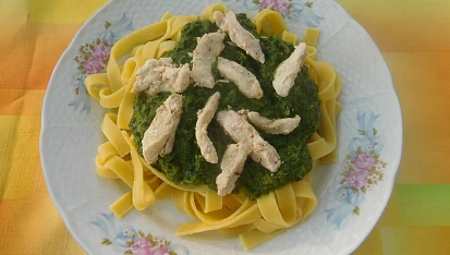 Tagliatelle se špenátem a kuřecím masem, omáčka na tagliatellích - syn nechtěl zamíchané