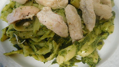 Tagliatelle se špenátem a kuřecím masem