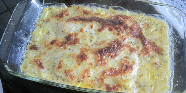 Treska zapečená s bramborem a sýrem