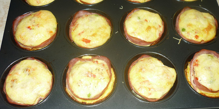 Vaječné muffiny (Vaječné mufíny se šunkou , zeleninou a goudou.)