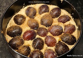 Voňavý švestkový koláč s křupavou krustou (povrch koláče zakápněte citronem a posypte směsí třtinového cukru se skočicí /či dalším kořením/)