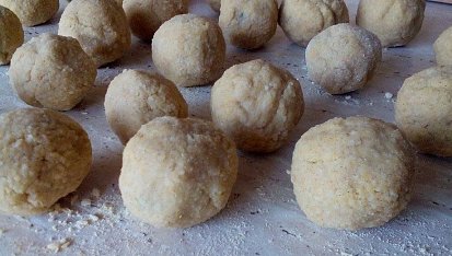 Výborné a zdravé ovocné kuskusové knedlíčky, a takhle už mi knedlíčky čekaly, až je hodím do hrnce...
