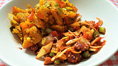 Wok seitan po rajsku podávaný s pečenou zeleninou