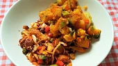Wok seitan po rajsku podávaný s pečenou zeleninou