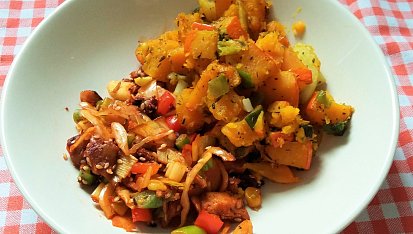 Wok seitan po rajsku podávaný s pečenou zeleninou