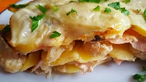 Zapékané brambory s květákem, václavkami na cibulce a šunkou
