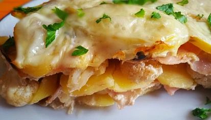 Zapékané brambory s květákem, václavkami na cibulce a šunkou