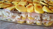 Zapékané brambory s květákem, václavkami na cibulce a šunkou
