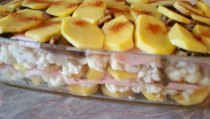 Zapékané brambory s květákem, václavkami na cibulce a šunkou