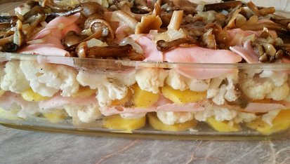 Zapékané brambory s květákem, václavkami na cibulce a šunkou