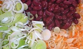 Zelný salát s fazolemi, pórkem a mrkví