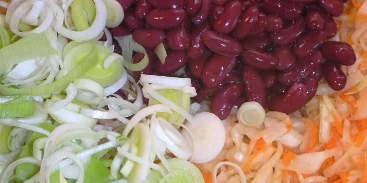 Zelný salát s fazolemi, pórkem a mrkví