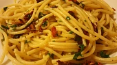 Aglio olio se sušenými rajčaty