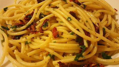 Aglio olio se sušenými rajčaty