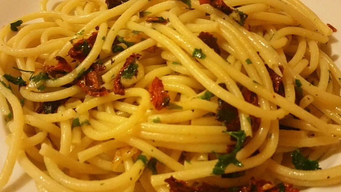 Aglio olio se sušenými rajčaty
