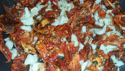 Aglio olio se sušenými rajčaty