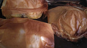 Bílá treska, pečená v balíčku (z pečícího papíru) se zeleninou a bramborem