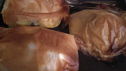 Bílá treska, pečená v balíčku (z pečícího papíru) se zeleninou a bramborem