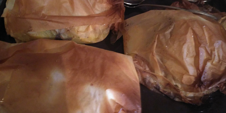 Bílá treska, pečená v balíčku (z pečícího papíru) se zeleninou a bramborem