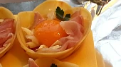 Bramborové zapečené košíčky plné dobrot, Po prvním zapečení přidáme vejce a dopékáme
