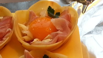 Bramborové zapečené košíčky plné dobrot, Po prvním zapečení přidáme vejce a dopékáme