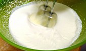 Domácí máslo (Začínáme šlehat 2 krabičky 33% smetany)
