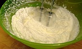 Domácí máslo, Krok 2: začíná se tvořit pevná šlehačka