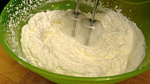 Domácí máslo, Krok 2: začíná se tvořit pevná šlehačka