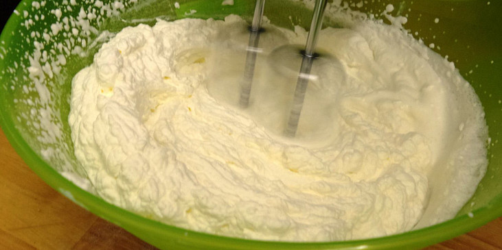 Domácí máslo (Krok 2: začíná se tvořit pevná šlehačka)