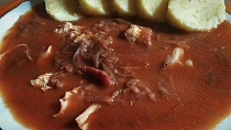 Kuřecí s červenou řepou, hrubý bramborový knedlík