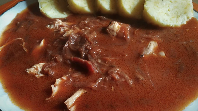Kuřecí s červenou řepou, hrubý bramborový knedlík