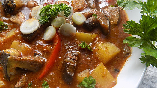 Houbový guláš s bramborami a kapií bez mouky