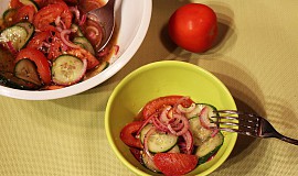 Jednoduchý okurkový salát s rajčaty