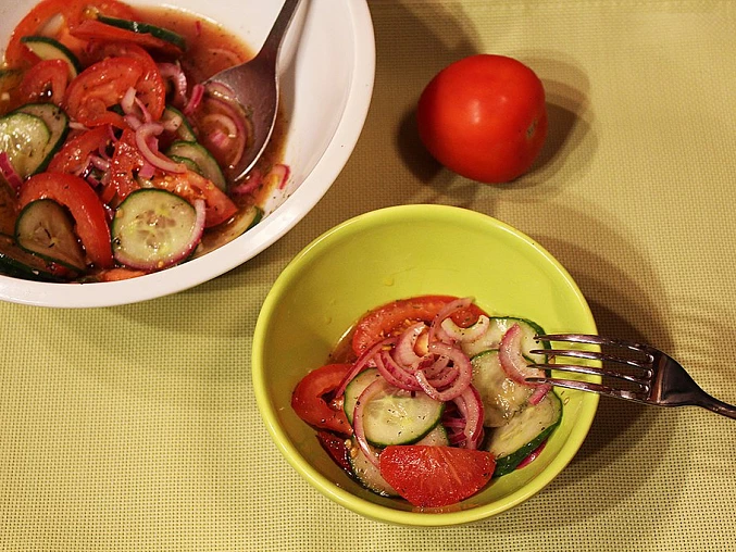 Jednoduchý okurkový salát s rajčaty, Jednoduchý okurkový salát s rajčaty