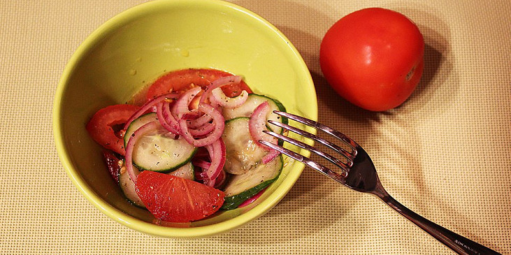 Jednoduchý okurkový salát s rajčaty