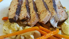 Kávovo-kminový steak z kotlety se zeleninou