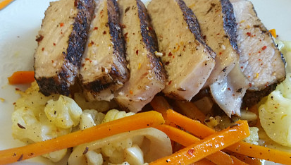 Kávovo-kminový steak z kotlety se zeleninou