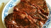 Kávovo-kminový steak z kotlety se zeleninou