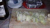 Kuřecí játra s vinnou cibulí, česnekem a zeleninovým kuskusem