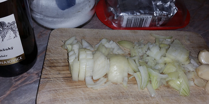 Kuřecí játra s vinnou cibulí, česnekem a zeleninovým kuskusem