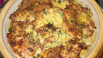 Kuřecí ve smetanové omáčce s česnekem a parmazánem, pečené s brambory a špenátem