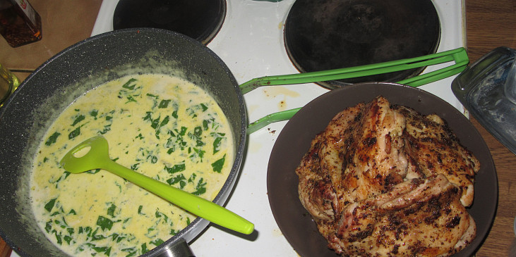 Kuřecí ve smetanové omáčce s česnekem a parmazánem, pečené s brambory a špenátem