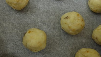 Levandulové vánoční kuličky, Těsto zformujeme do kuliček a poklademe na pečicí papír