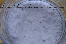 Levandulový cukr oceníte v kuchyni nejen na vánoce. Stačí si ho připravit týden předem.