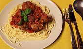 Masové placičky se sýrem, rajčaty a špagetami (Masové placičky se sýrem, rajčaty a špagetami )