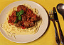 Masové placičky se sýrem, rajčaty a špagetami