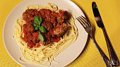 Masové placičky se sýrem, rajčaty a špagetami, Masové placičky se sýrem, rajčaty a špagetami