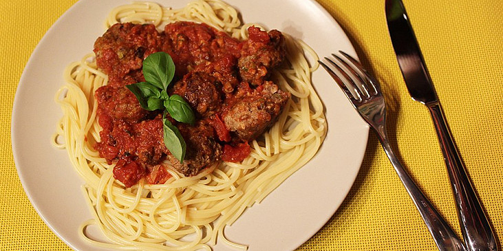 Masové placičky se sýrem, rajčaty a špagetami (Masové placičky se sýrem, rajčaty a špagetami)
